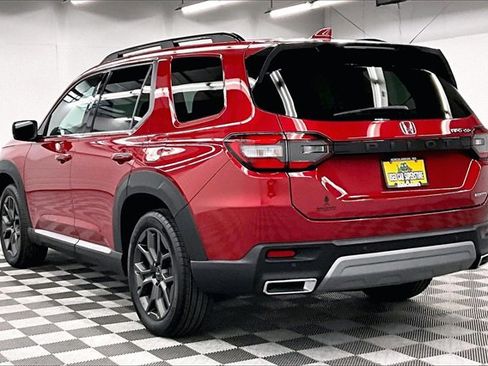 Used 2024 Honda Pilot Touring image 2