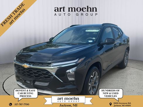 Used 2025 Chevrolet Trax LT FWD image 1