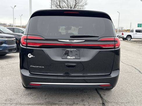 Used 2023 Chrysler Pacifica Touring-L image 7