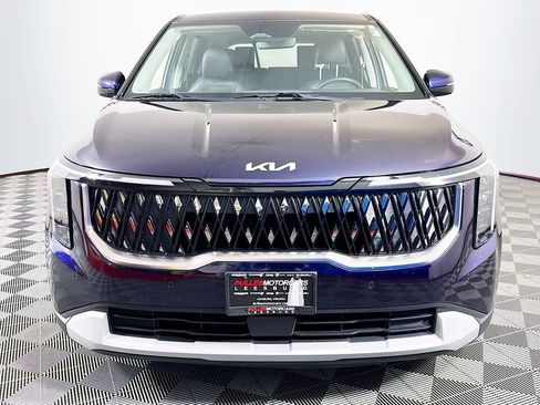 Used 2025 Kia Carnival FWD image 2