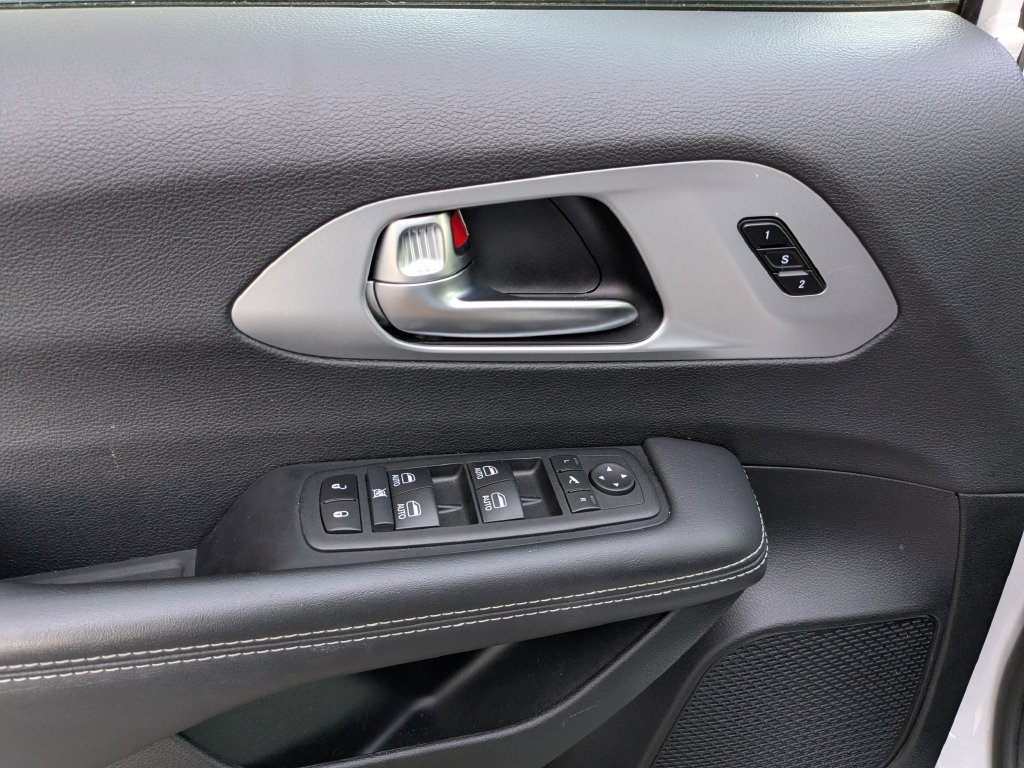 Used 2025 Chrysler Pacifica Limited FWD image 26