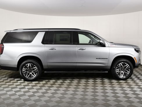 Used 2025 Chevrolet Suburban Z71 AWD/4WD image 5