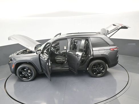 Used 2023 Jeep Grand Cherokee Altitude image 70