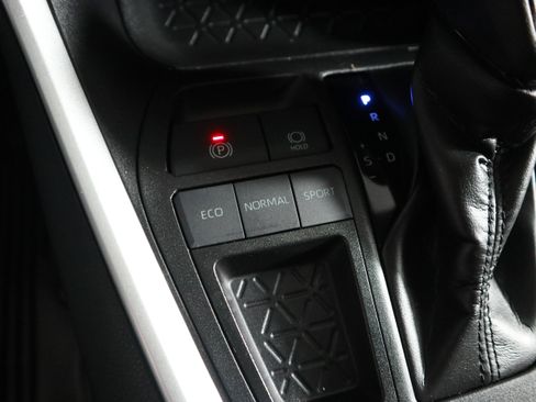 Used 2022 Toyota RAV4 LE image 29