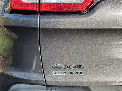 Used 2018 Jeep Cherokee Latitude Plus w/ Comfort/Convenience Group image 27