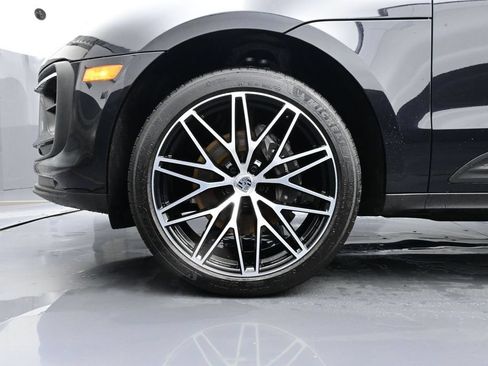 Certified 2025 Porsche Macan AWD/4WD image 6