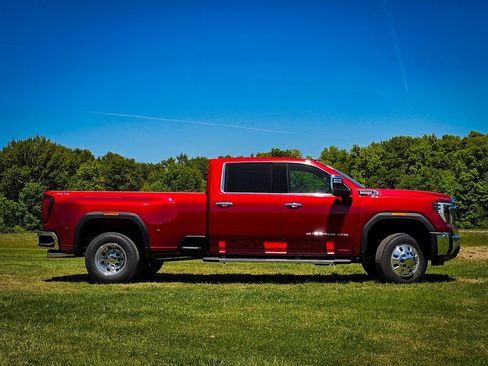 New 2026 GMC Sierra 3500 SLT w/ SLT Premium Package AWD/4WD image 2