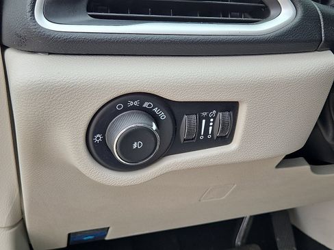 Used 2024 Chrysler Pacifica Touring-L FWD image 24