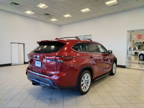 New 2026 Toyota Highlander Limited image 3