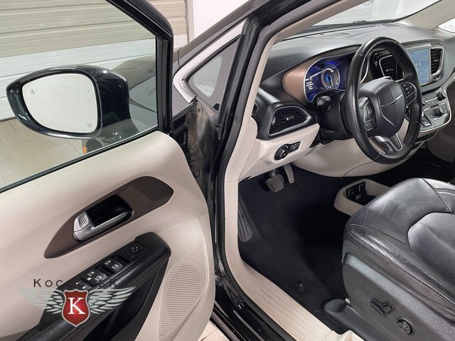 Used 2017 Chrysler Pacifica Touring-L Plus w/ Uconnect Theatre Group FWD image 11