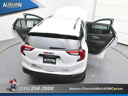 Used 2024 GMC Terrain SLE w/ Driver Convenience Package image 37