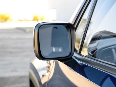 Used 2017 Jeep Renegade Latitude w/ Cold Weather Group image 38