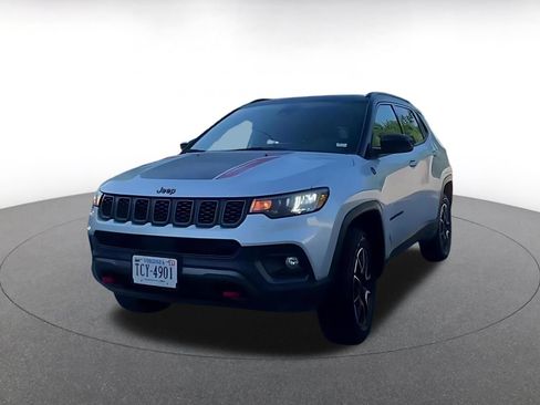Used 2025 Jeep Compass Trailhawk AWD/4WD image 4