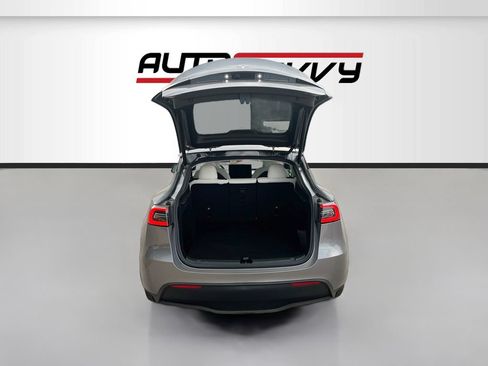 Used 2024 Tesla Model Y Long Range RWD image 25