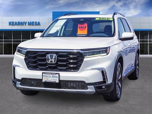 Used 2023 Honda Pilot Touring image 3