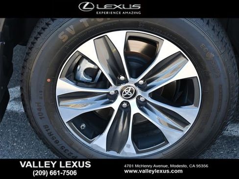 Used 2021 Toyota Highlander XLE AWD/4WD image 6
