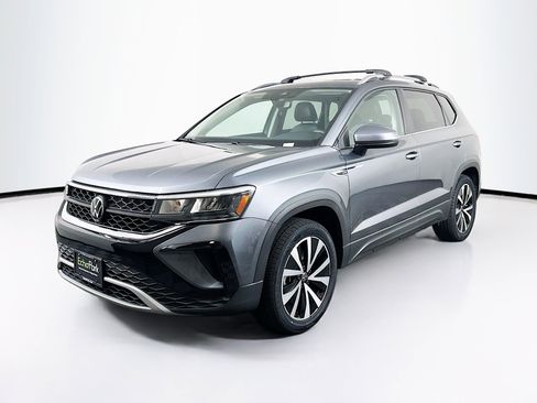 Used 2023 Volkswagen Taos SE w/ Panoramic Sunroof Package AWD/4WD image 3