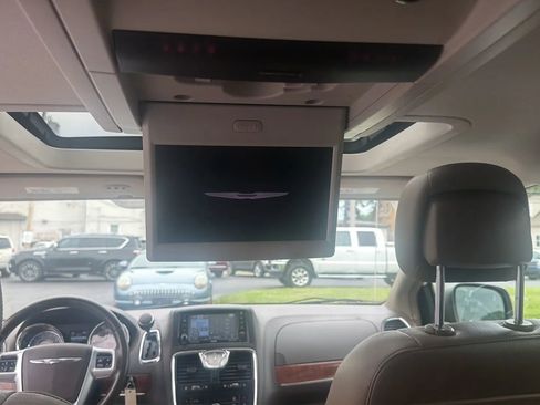 Used 2011 Chrysler Town & Country Touring-L w/ Entertainment Group #2 FWD image 12