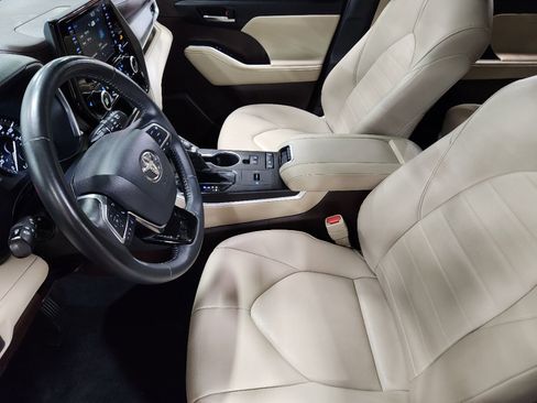 Used 2021 Toyota Highlander XLE FWD image 29
