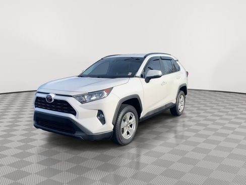 Used 2020 Toyota RAV4 XLE image 4