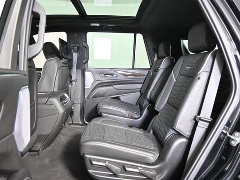 Used 2024 Cadillac Escalade Sport Platinum w/ LPO, ONYX Package AWD/4WD image 19