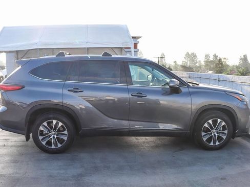 Used 2022 Toyota Highlander XLE FWD image 13