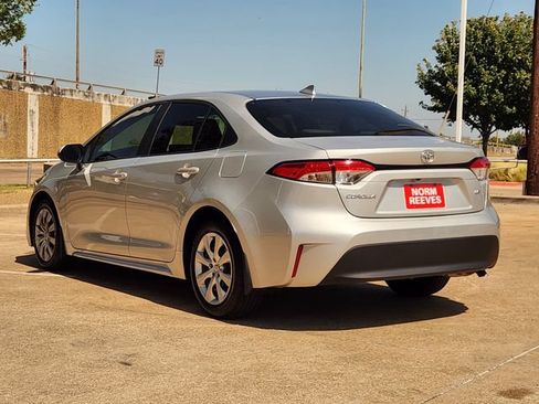 Used 2025 Toyota Corolla LE FWD image 4