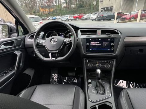 Used 2021 Volkswagen Tiguan SE w/ Panoramic Sunroof Package image 17