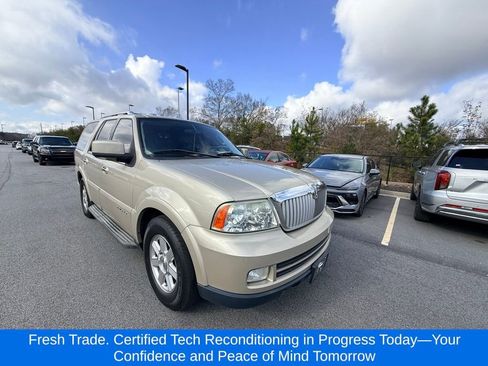 Used 2005 Lincoln Navigator image 6