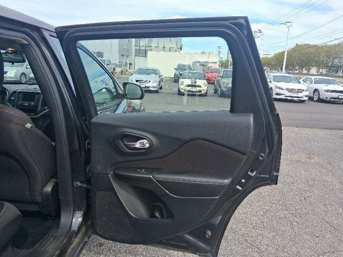 Used 2014 Jeep Cherokee Sport image 22