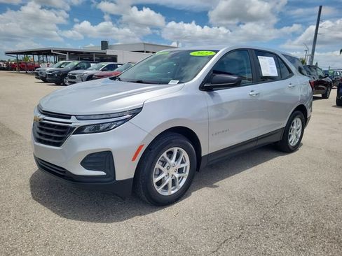 Used 2022 Chevrolet Equinox LS w/ LS Convenience Package FWD image 2