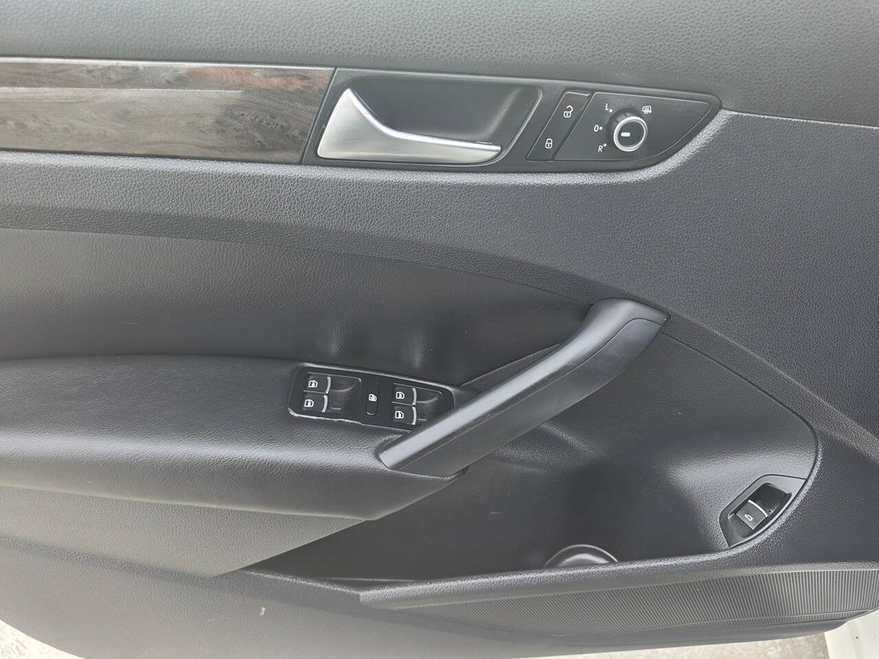 Used 2012 Volkswagen Passat 2.5 SE FWD image 18