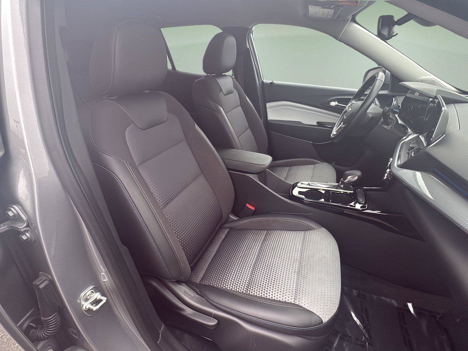 Certified 2025 Chevrolet Trax LT w/ LT Convenience Package FWD image 21