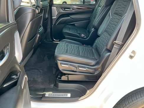 Used 2024 Cadillac Escalade Sport Platinum w/ LPO, ONYX Package AWD/4WD image 23