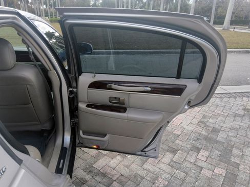 Used 2006 Lincoln Town Car Signature image 31