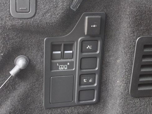 Certified 2025 Land Rover Discovery Dynamic SE image 37