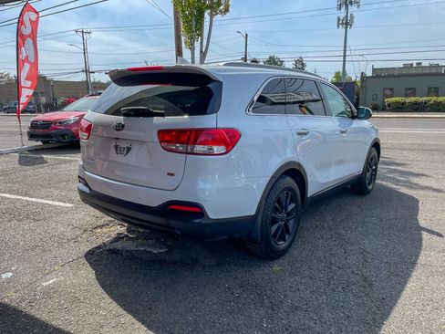 Used 2016 Kia Sorento AWD w/ LX Convenience Package image 4