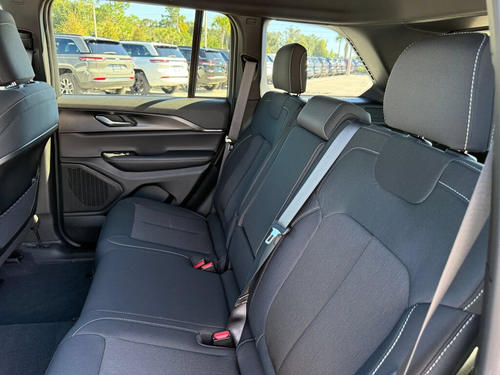 New 2027 Jeep Grand Cherokee Laredo RWD image 11