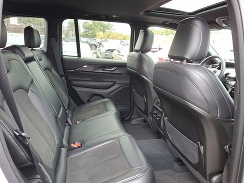 Used 2023 Jeep Grand Cherokee Altitude image 15