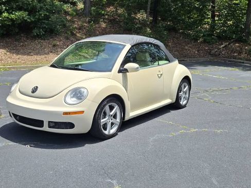 Used 2010 Volkswagen Beetle Convertible FWD image 1