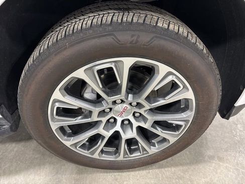 Used 2025 GMC Yukon XL Denali image 15