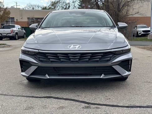 Used 2026 Hyundai Elantra SE FWD image 2