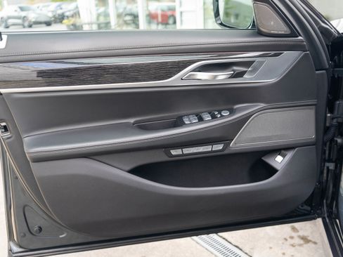 Used 2018 BMW 750i image 10