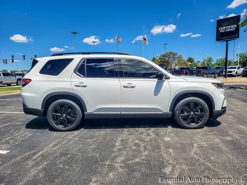 Used 2025 Honda Pilot Black Edition image 9