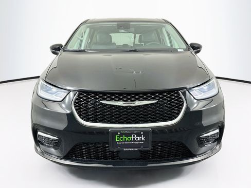 Used 2024 Chrysler Pacifica Touring-L FWD image 2