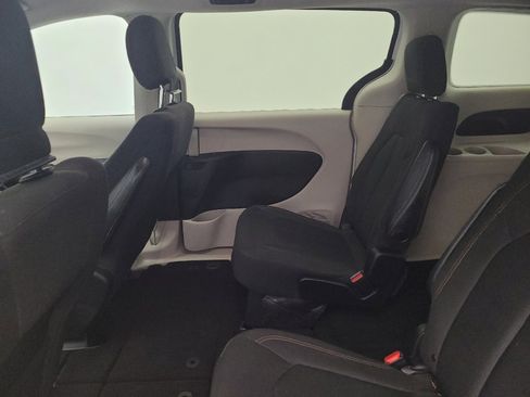 Used 2017 Chrysler Pacifica LX FWD image 18