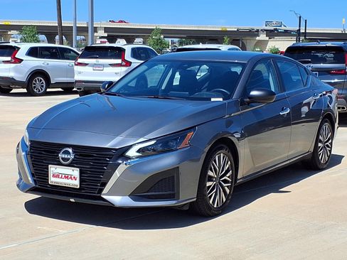 Used 2025 Nissan Altima 2.5 SV image 4