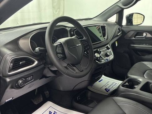 New 2026 Chrysler Pacifica Select FWD image 12