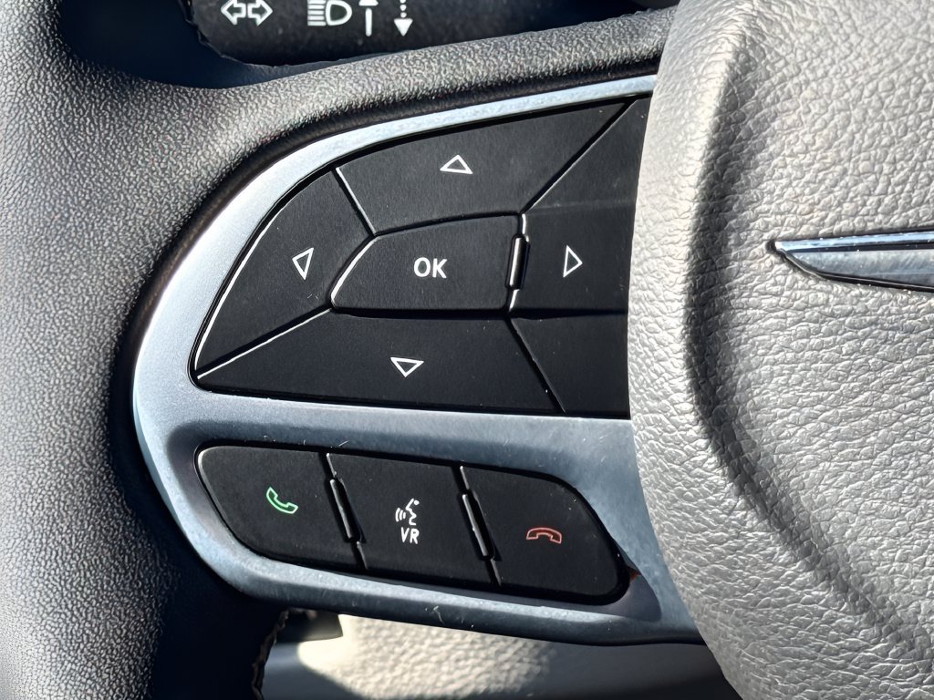 Used 2024 Chrysler Pacifica Limited FWD image 16