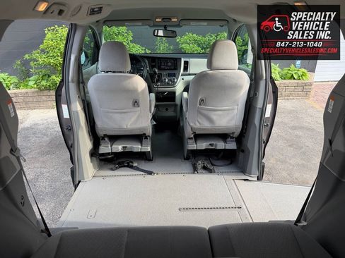 Used 2016 Toyota Sienna LE FWD image 22